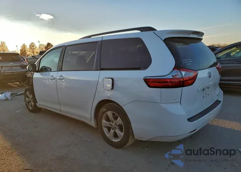 2015 Toyota Sienna Le z USA, uszkodzony, nr VIN 5TDKK3DC7FS562203